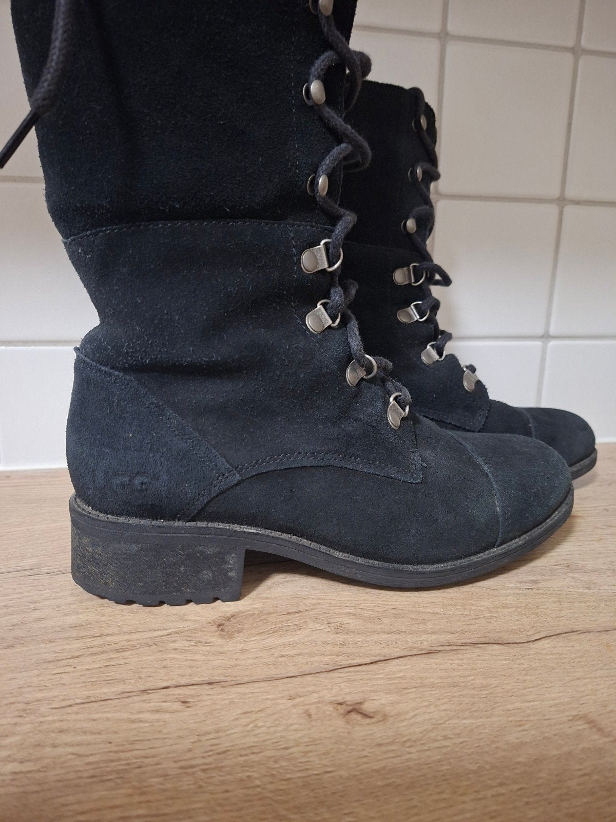 Ugg laarsjes met hakje, Kleding | Dames, Schoenen, Hoge laarzen, UGG, Zwart, Nieuw