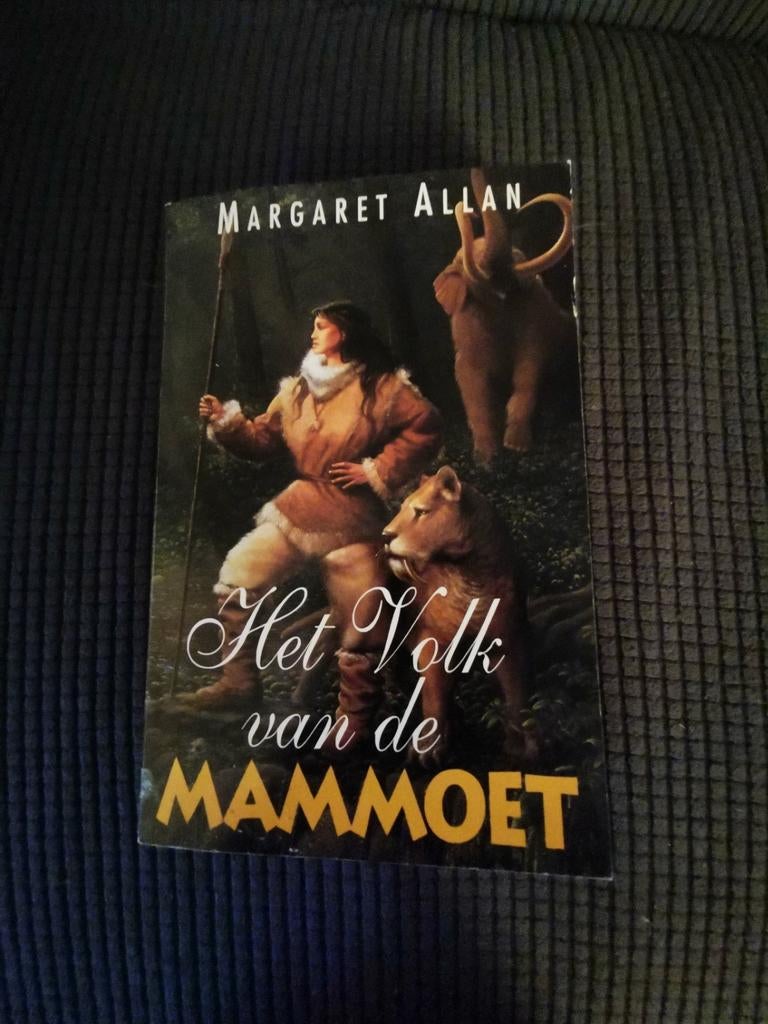 - Margaret Allan - Het Volk van de Mammoet (Paperback), Gelezen, Ophalen of Verzenden, Nederland, Margaret Allan