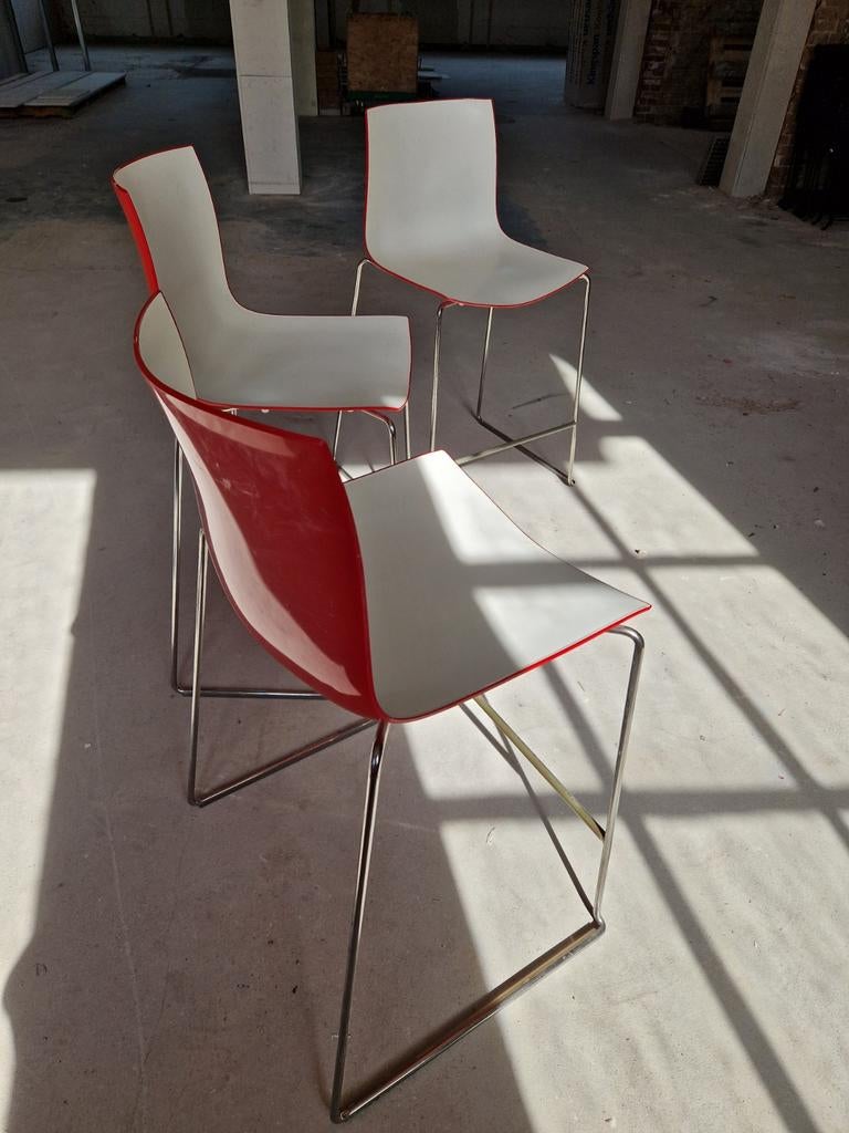 Set van 3 moderne wit-rode barkrukken Arper Catifa 46, Ophalen of Verzenden, 60 tot 90 cm