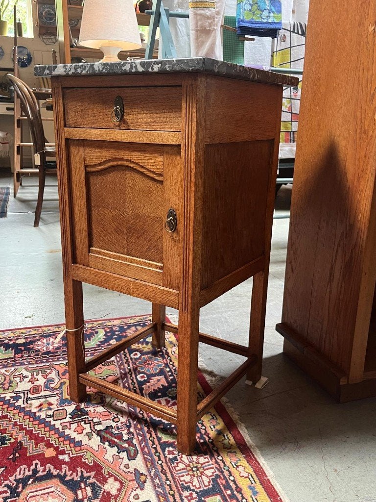 11) Antiek eiken nachtkastje met marmeren blad., Ophalen, Gebruikt, Minder dan 45 cm, Niet van toepassing