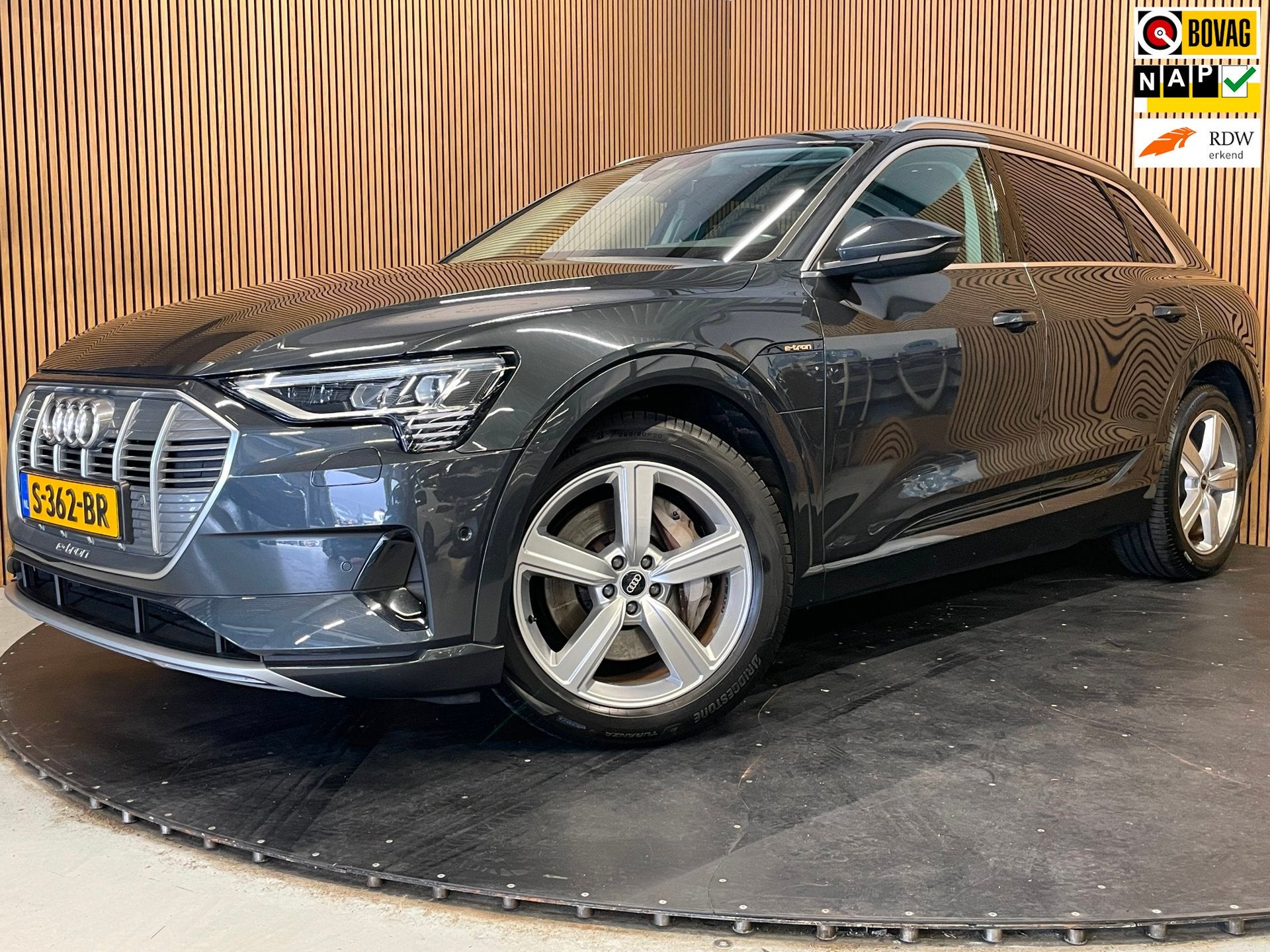 Audi E-Tron 55 Quattro Advanced Edition Plus 95 kWh|95%SOH|A, Auto's, Audi, Automaat, 131 €/maand, Zwart, 95 kWh
