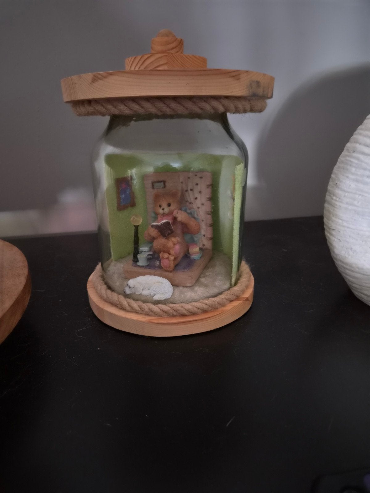 Decoratieve glazen pot met beer en slapende kat, Gebruikt, Meerkleurig, Overige stijlen, Ophalen of Verzenden