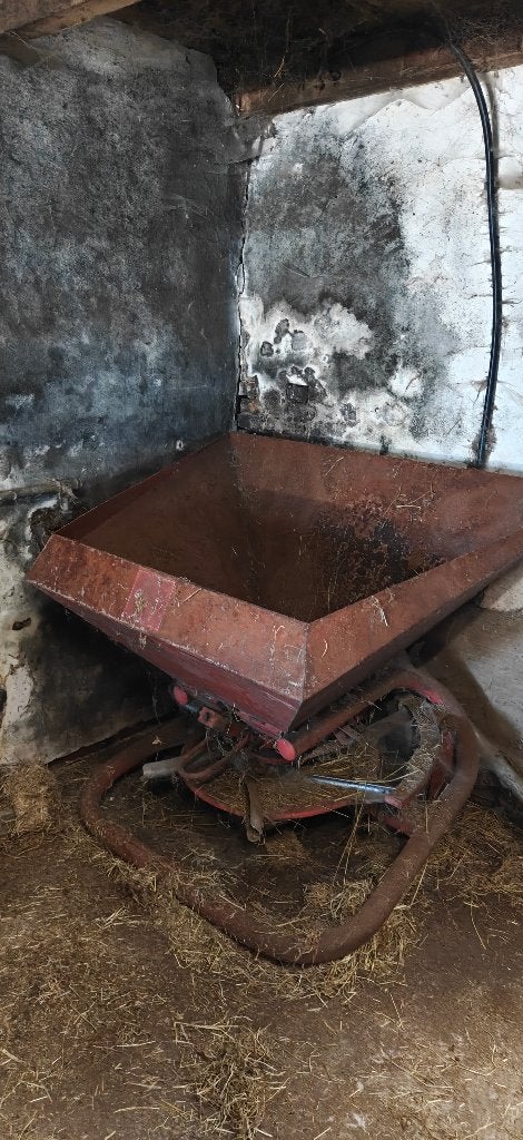 Oude kunstmeststrooier, Ophalen, Akkerbouw, Gewasbescherming en Bemesting