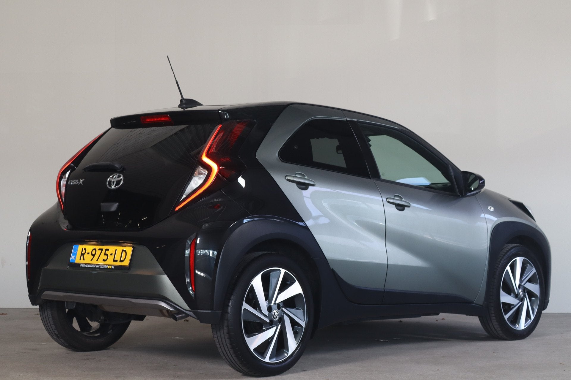Toyota Aygo X 1.0 VVT-i S-CVT Envy NL-Auto! Apple Car-Play I, Auto's, Gebruikt, 4 stoelen, Leder en Stof, Origineel Nederlands