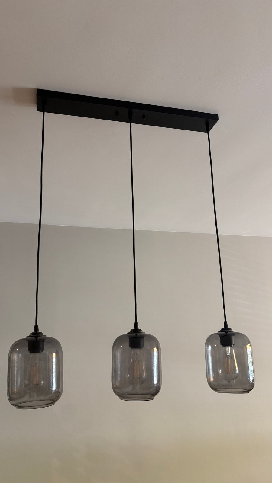 Moderne hanglamp met 3 glazen kappen Kwantum, Huis en Inrichting, Lampen | Hanglampen, Ophalen, Zo goed als nieuw, Glas, 75 cm of meer