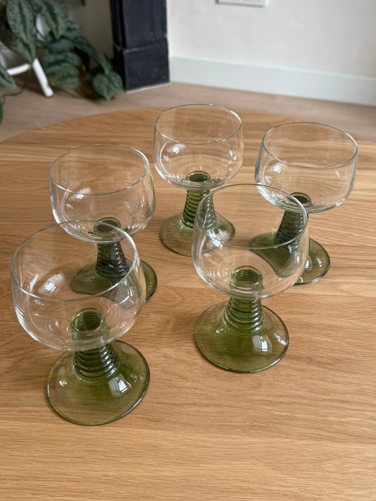 Wijnglazen jaren ‘70, met groene geribbelde voet, 5stk, Verzamelen, Glas en Borrelglaasjes, Ophalen of Verzenden, Zo goed als nieuw
