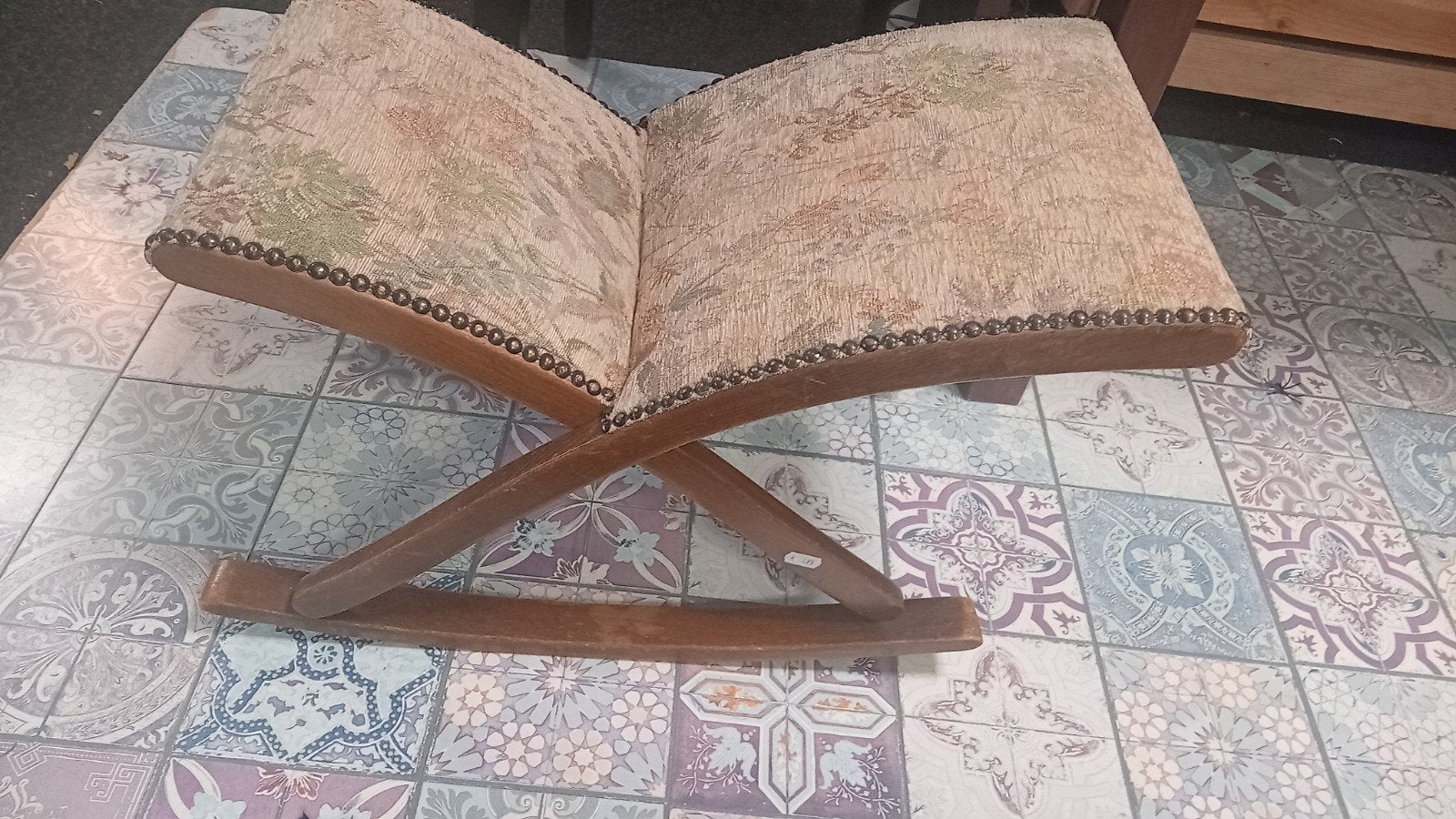 Vintage Voetenbankje met Gebloemde Stoffen Bekleding, Huis en Inrichting, Ophalen, Hout, Minder dan 50 cm, Gebruikt