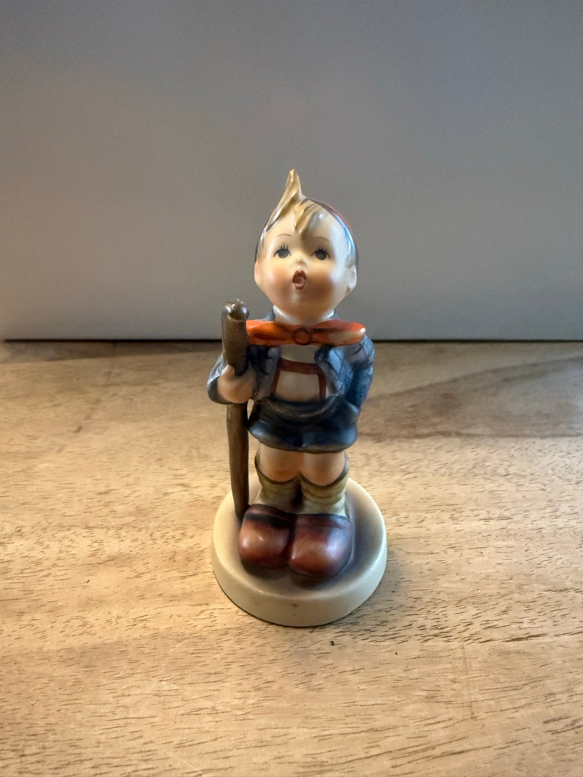 Vintage Hummel beeldje - Jongen met wandelstok, Ophalen of Verzenden, Zo goed als nieuw, Hummel