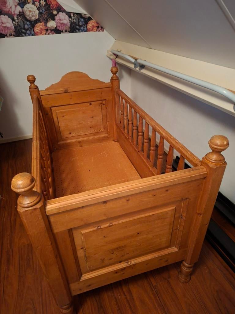 Kinderbed brocante 1.20x 60 cm massief hout., Ophalen