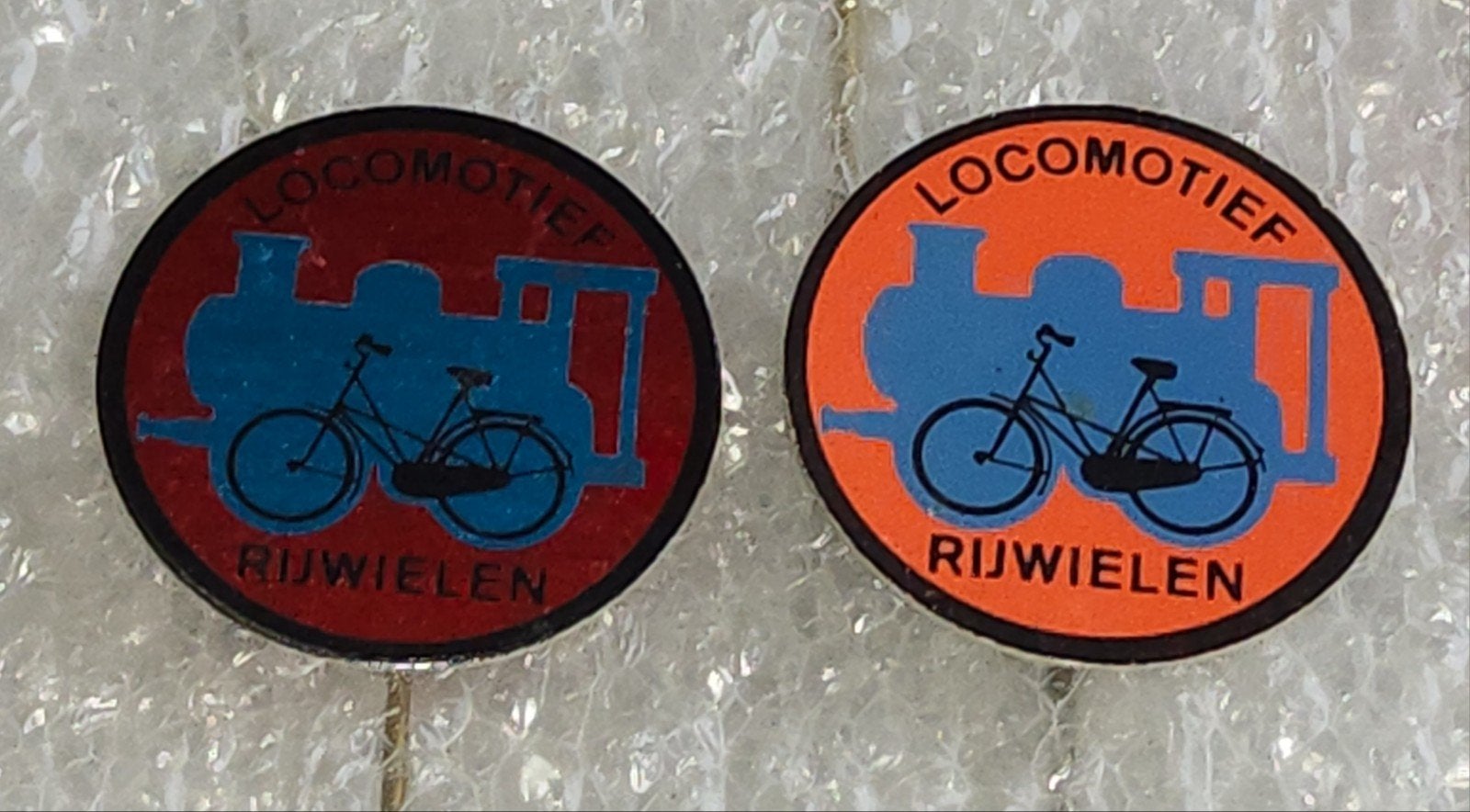 2 Speldjes Locomotief Rijwielen - Vintage Fiets Spelden, Verzamelen, Ophalen of Verzenden, Gebruikt, Transport, Speldje of Pin