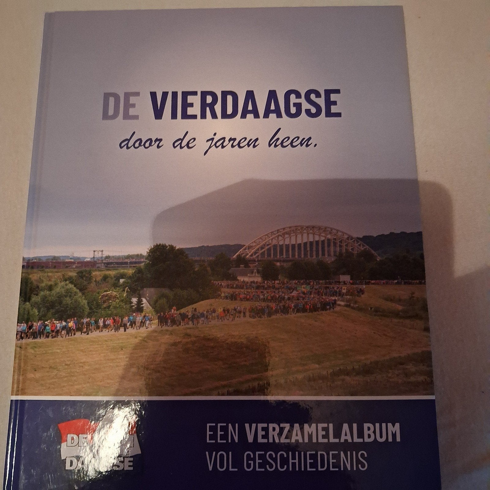 De Vierdaagse door de jaren heen - Verzamelalbum, Boeken, Ophalen of Verzenden, 20e eeuw of later, Nieuw, Onbekend