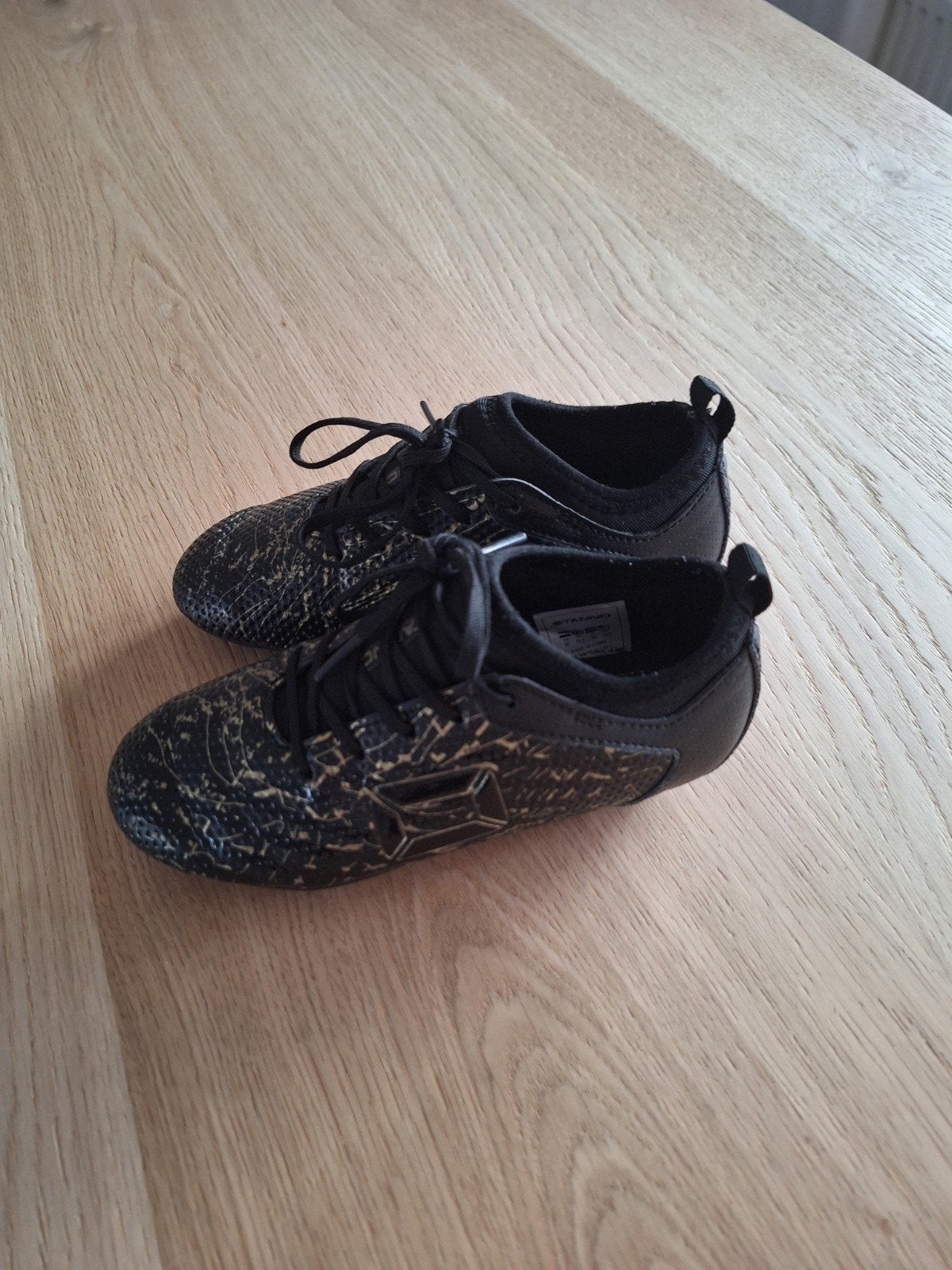 Stanno voetbalschoenen - Zwart/Goud, Sport en Fitness, Voetbal, Maat XS of kleiner, Ophalen of Verzenden, Zo goed als nieuw, Schoenen