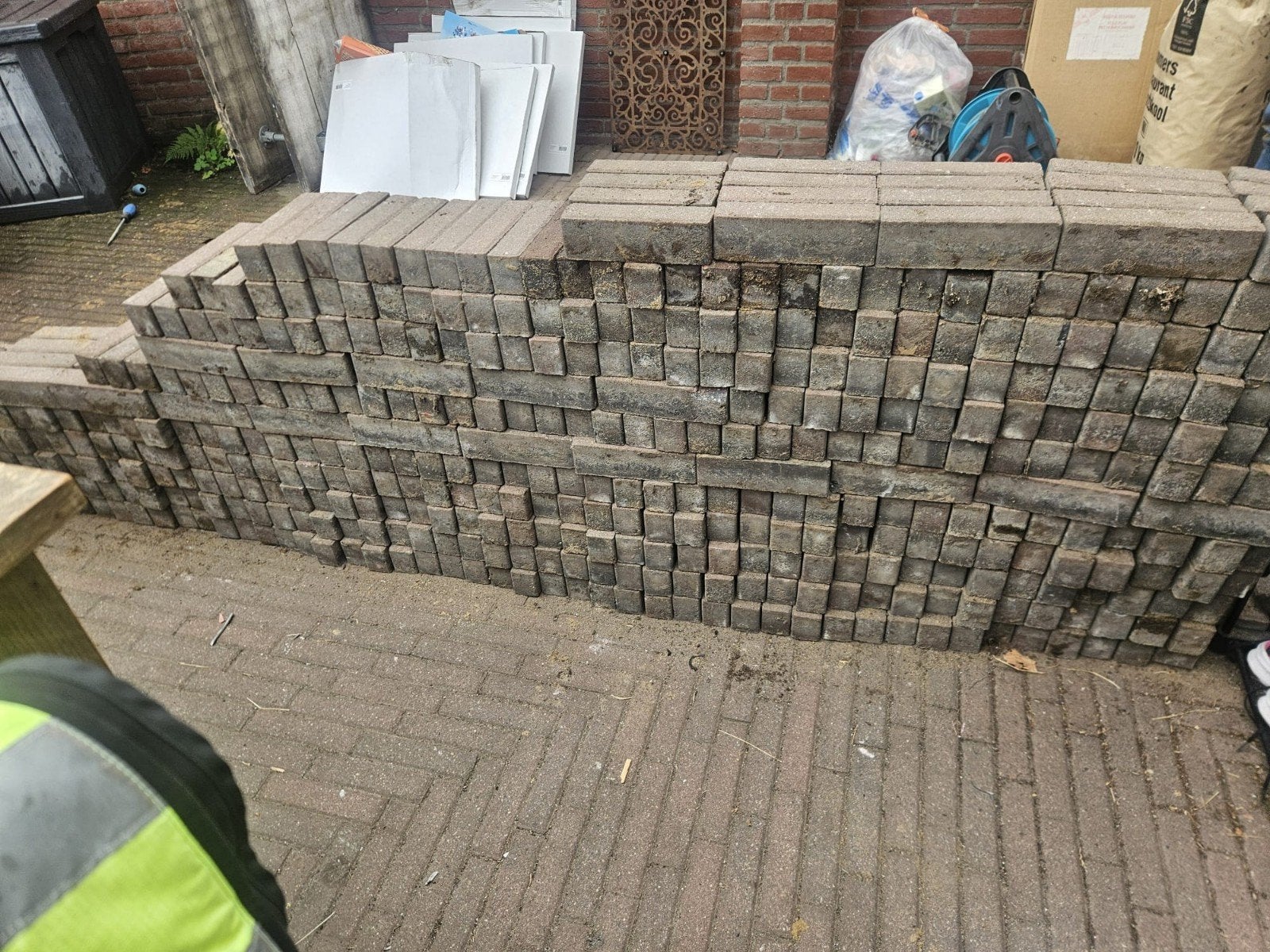 gratis ophalen ongeveer 30m2 betonklinkers, Ophalen, Gebruikt, Composiet