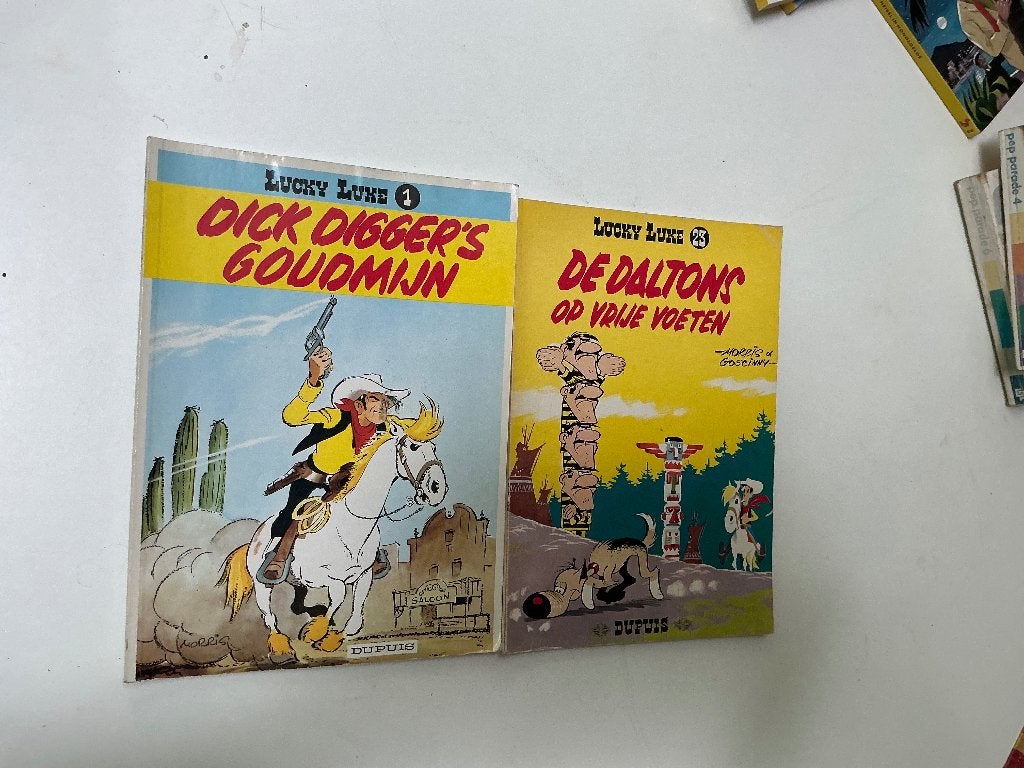 Lucky Luke Stripboeken: Dick Digger's Goudmijn & De Daltons, Boeken, Gelezen, Ophalen of Verzenden, Morris & Goscinny, Meerdere stripboeken