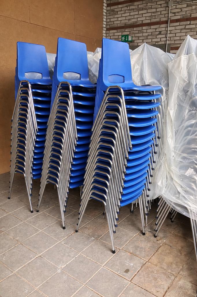 Grote partij nieuwe kantinestoelen stapelstoelen kuipstoelen, Ophalen, Nieuw, Metaal, Vijf, Zes of meer stoelen