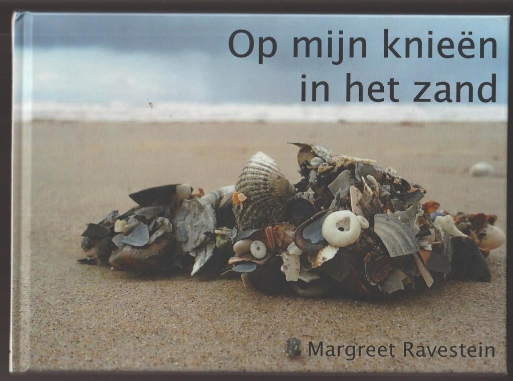 Op mijn knieën in het zand; Margreet Ravestein; 2019, Verzenden, Zo goed als nieuw, Fotografen