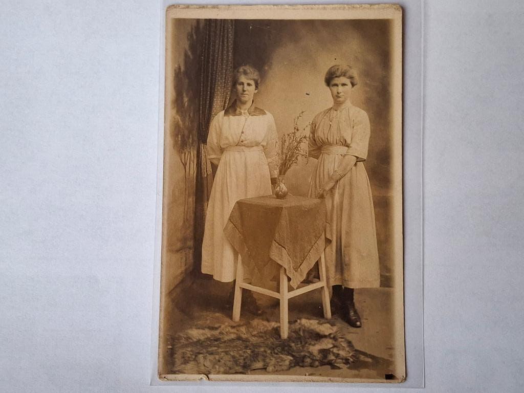 Foto kaart 2 vrouwen jaren 20, Verzamelen, Foto's en Prenten, Gebruikt, Foto, Ophalen of Verzenden, Voor 1940