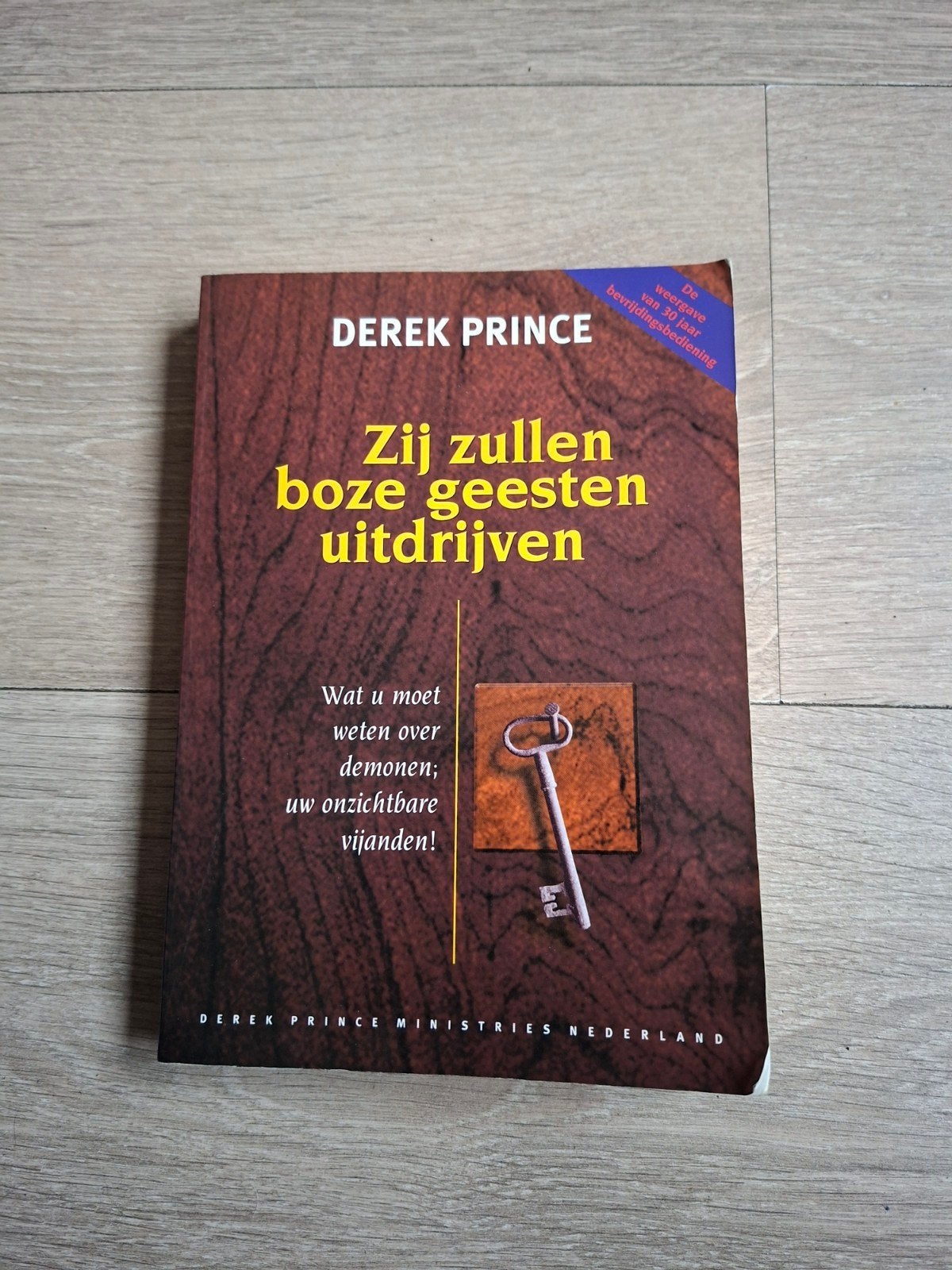 Derek prince  en zij zullen boze geesten uitdrijven, Boeken, Ophalen of Verzenden, Zo goed als nieuw