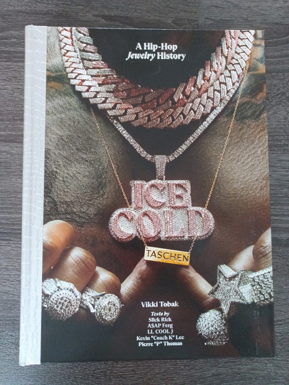 A Hip-Hop Jewelry History - Vikki Tobak (Taschen), Ophalen of Verzenden, Zo goed als nieuw, Vikki Tobak, Europa overig