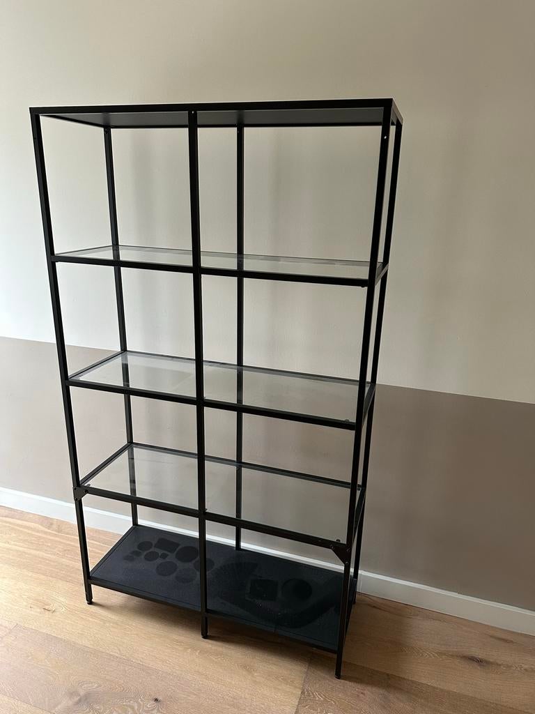 Zwart metalen vitrinekast met glazen planken (100x175x36cm), Ophalen, Met plank(en), Gebruikt, 100 tot 150 cm