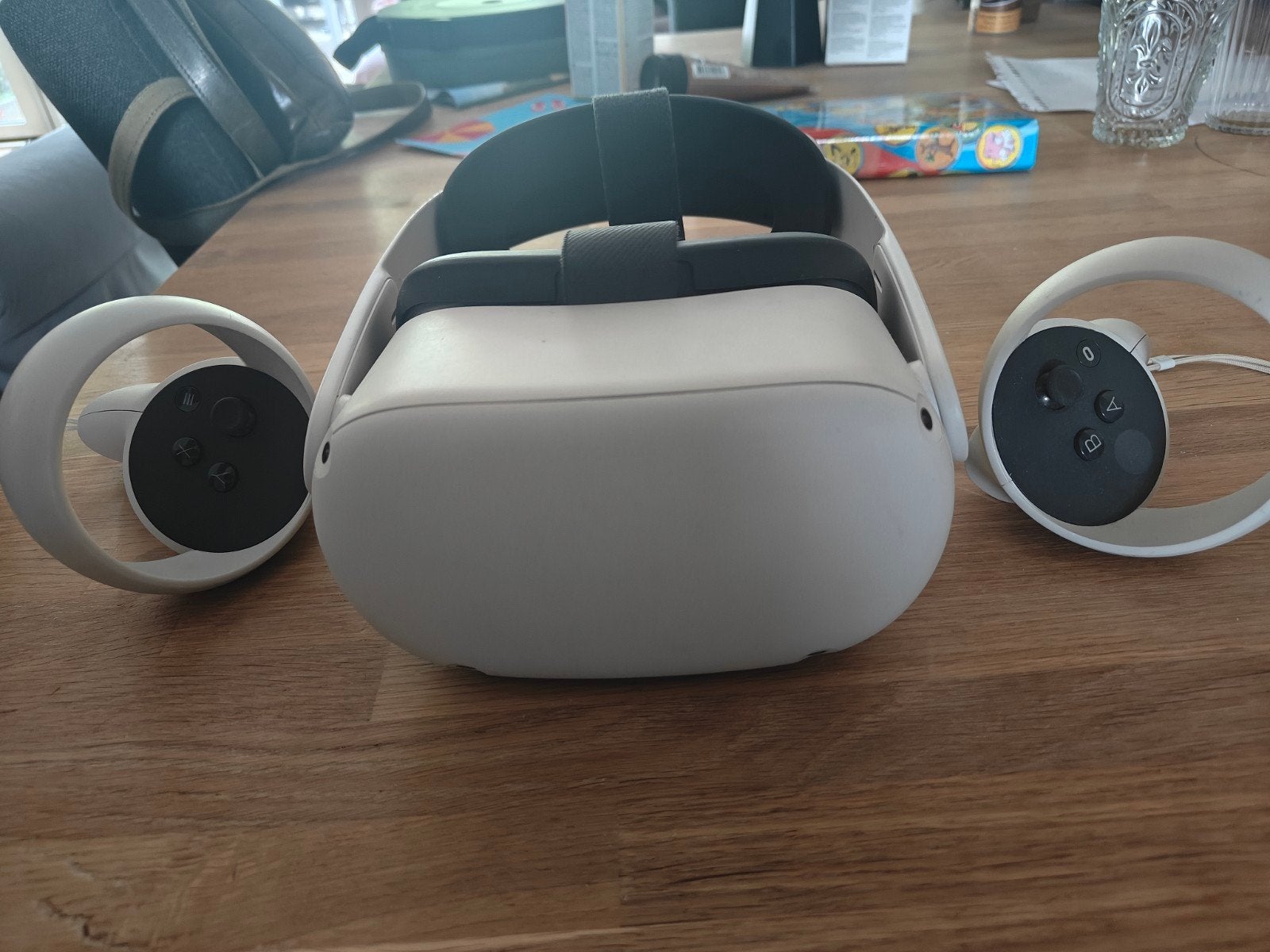 Meta Quest 2 VR-bril met controllers, Spelcomputers en Games, Virtual Reality, Ophalen of Verzenden, Zo goed als nieuw, VR-bril
