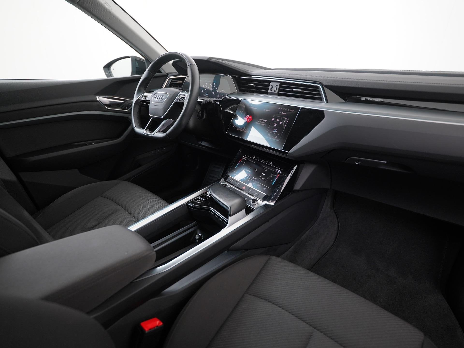 Audi e-tron 55 quattro Advanced 95 kWh | Trekhaak | Panorama, Auto's, Automaat, Zwart, 95 kWh, Zwart