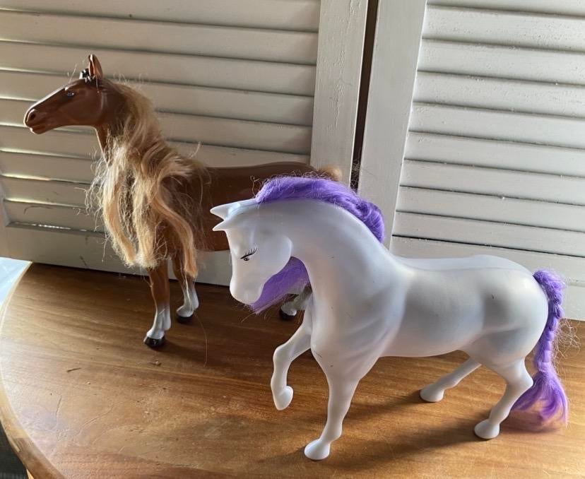 Set van 2 Barbie paarden: bruin en wit met paarse manen, Ophalen of Verzenden, Gebruikt, Overige typen