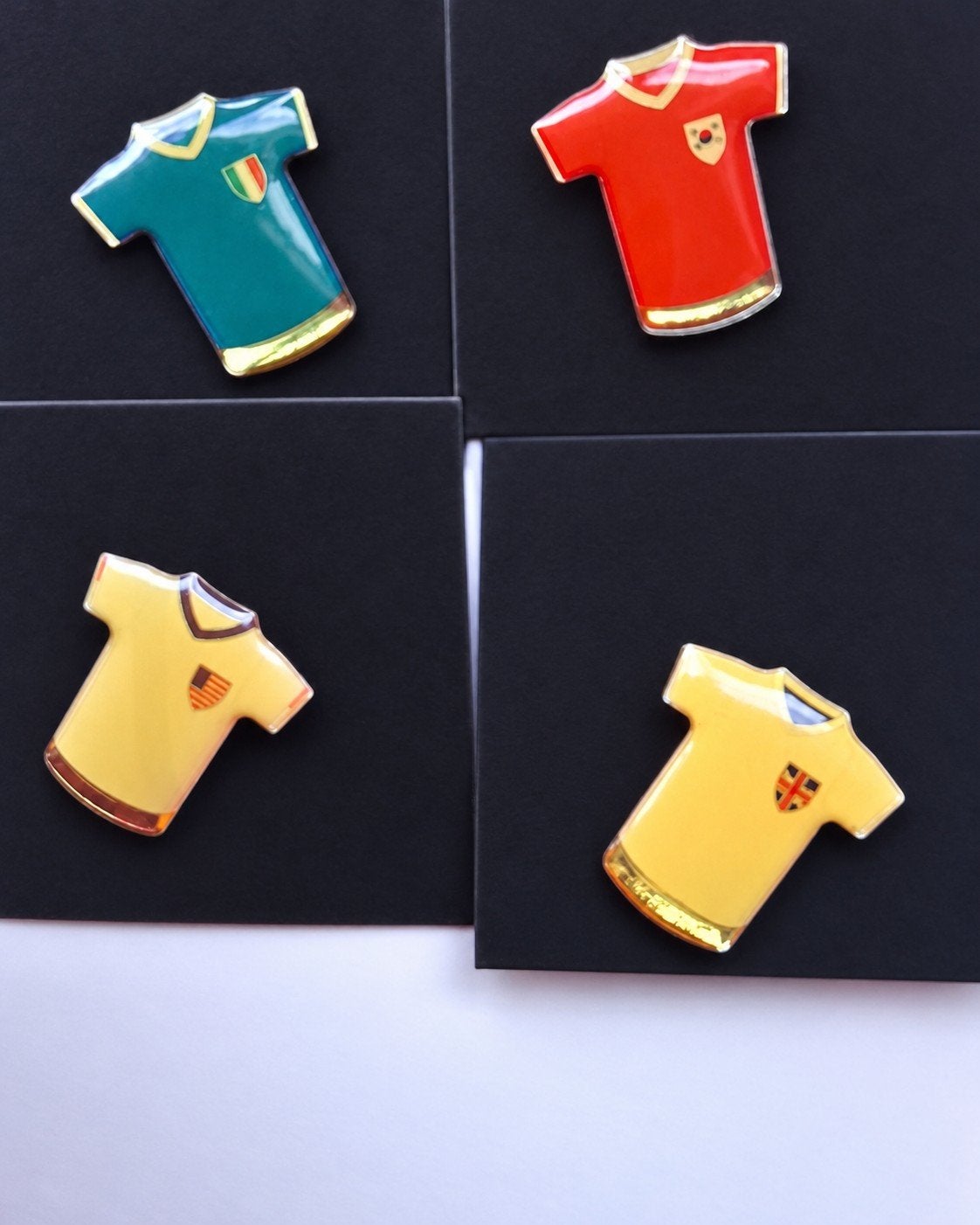 Voetbalshirt Speldje - Diverse Landen, Verzenden, Zo goed als nieuw, Sport, Speldje of Pin