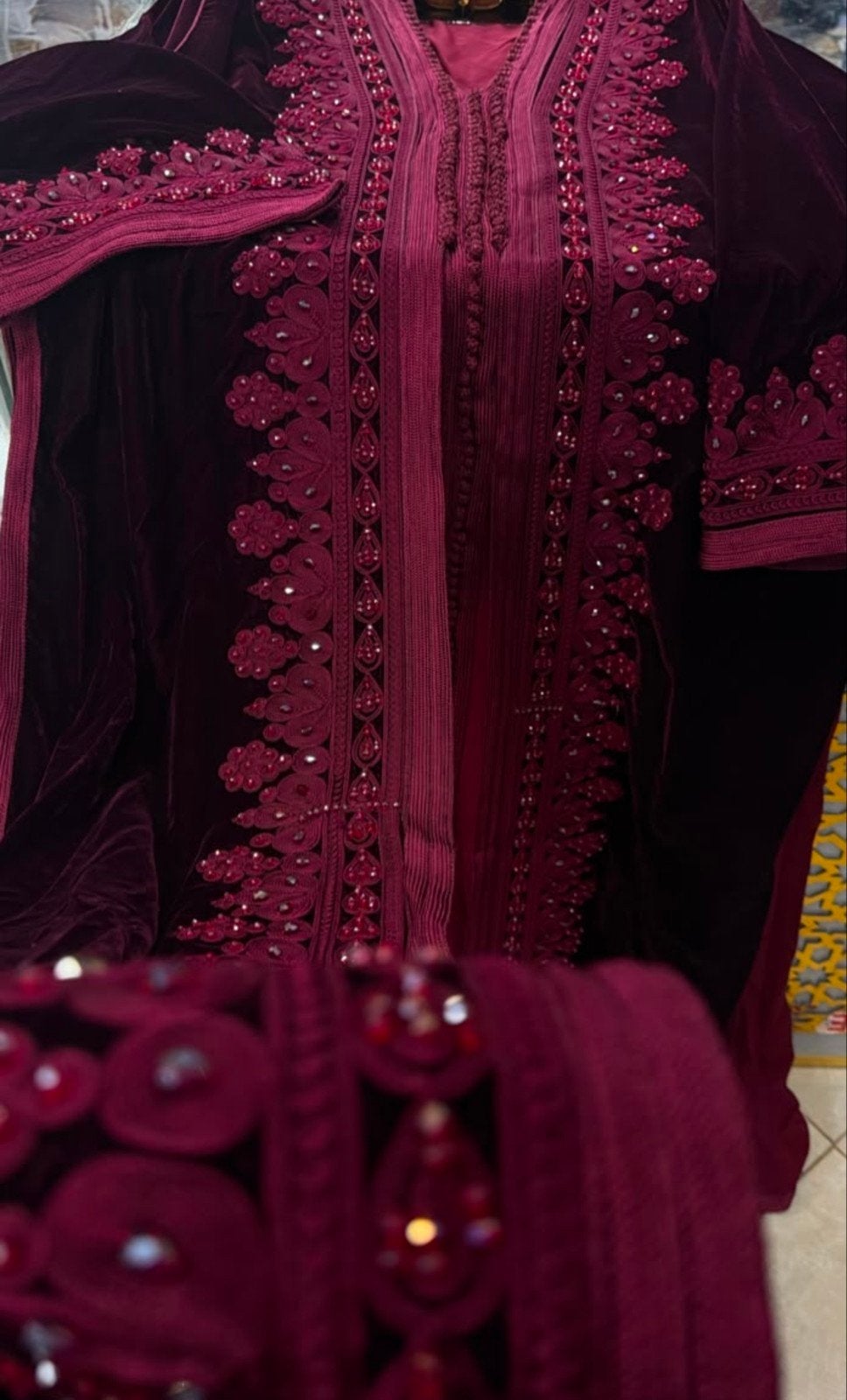 Prachtige bordeauxrode fluwelen kaftan met borduursel, Kleding | Dames, Gelegenheidskleding, Maat 38/40 (M), Overige typen, Nieuw