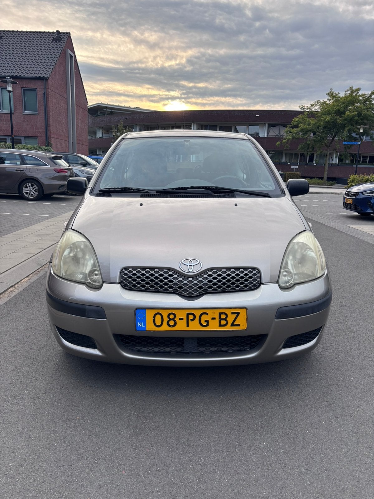 Toyota Yaris 1.3 VVT-i | 144.000 km | APK 06-2027 | Grijs, Auto's, Toyota, Voorwielaandrijving, Stof, 4 cilinders, 400 kg