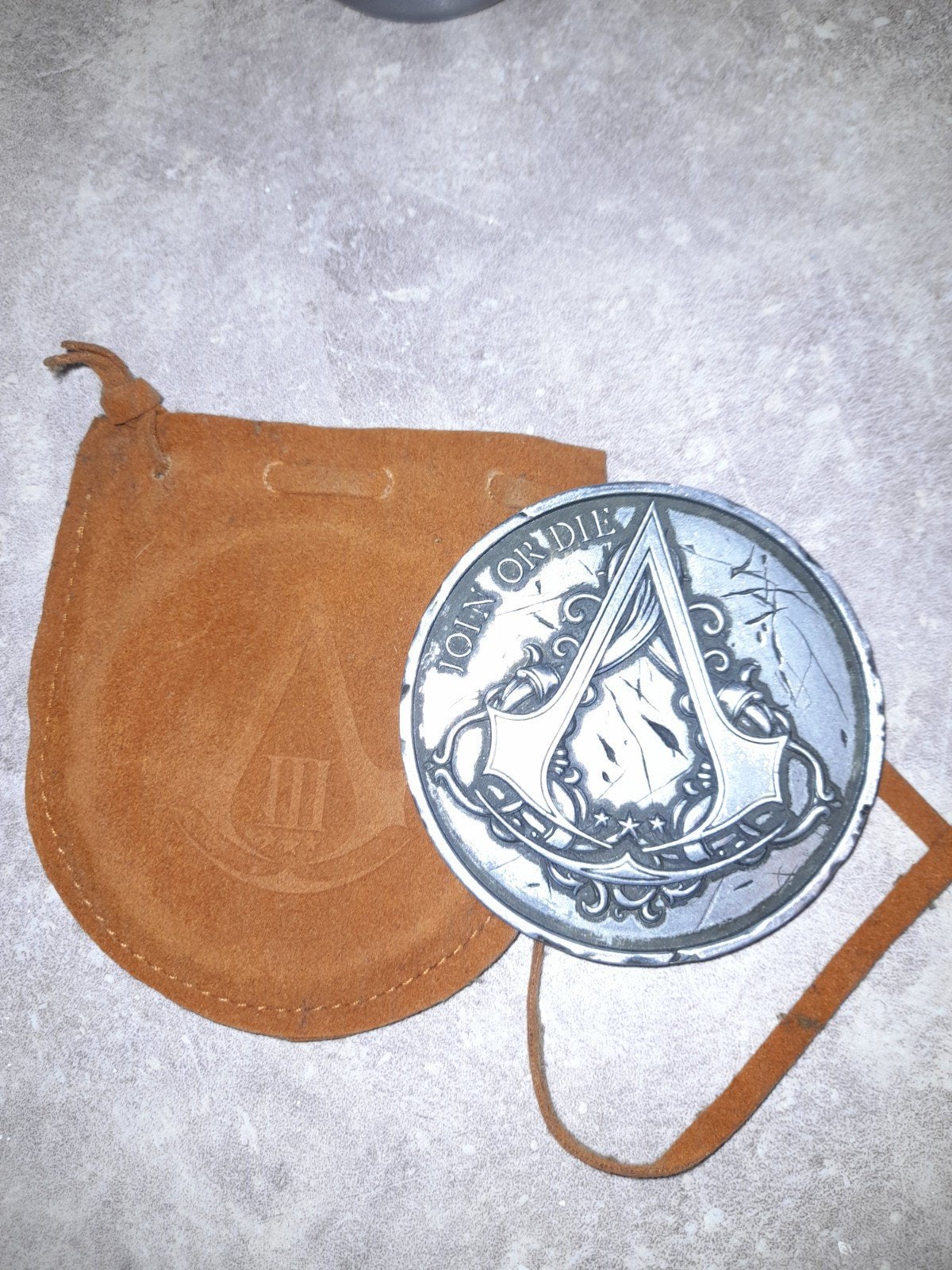 Assassin's creed 3 medaille met tasje, Ophalen, Overige materialen