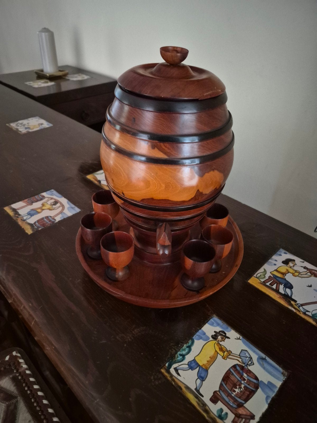 Houten karaf met tapkraan en 6 bekers, Ophalen