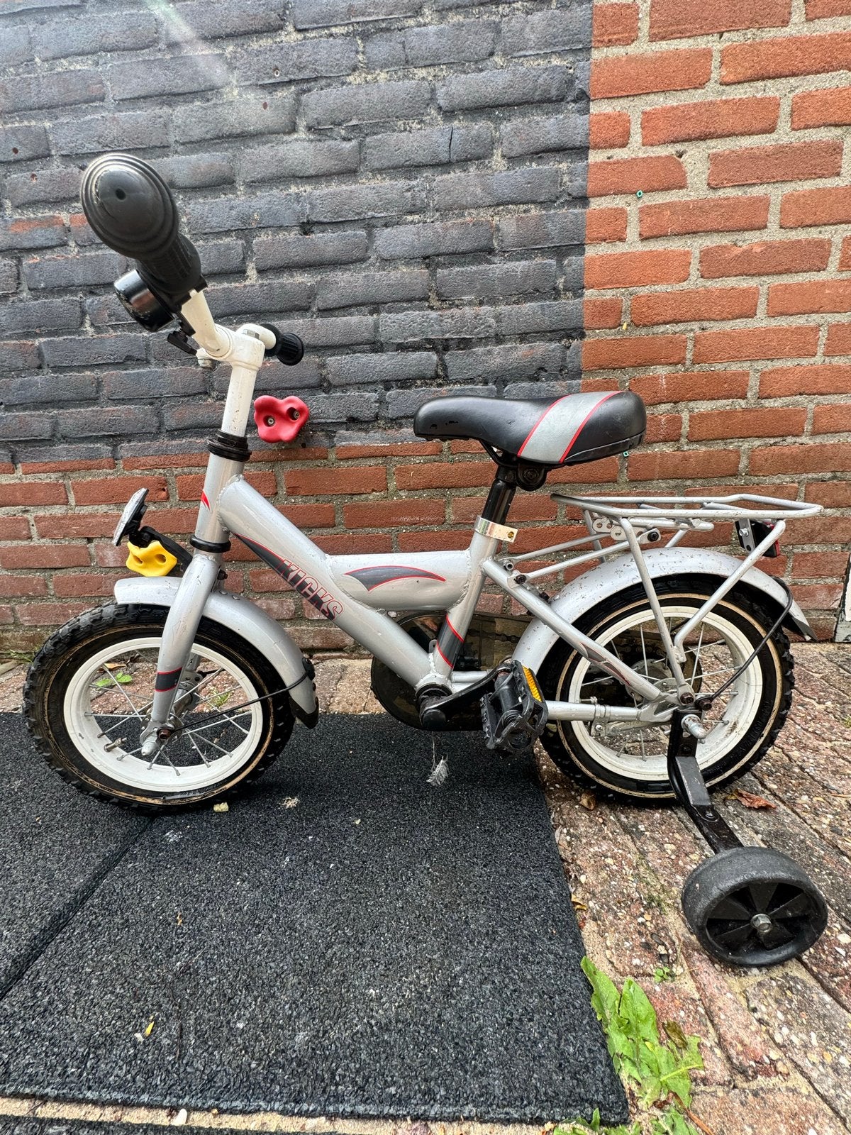 Popal Kicks Kinderfiets 12 inch - Zilver met zijwieltjes, Terugtraprem, Zijwieltjes, Gebruikt, Ophalen of Verzenden