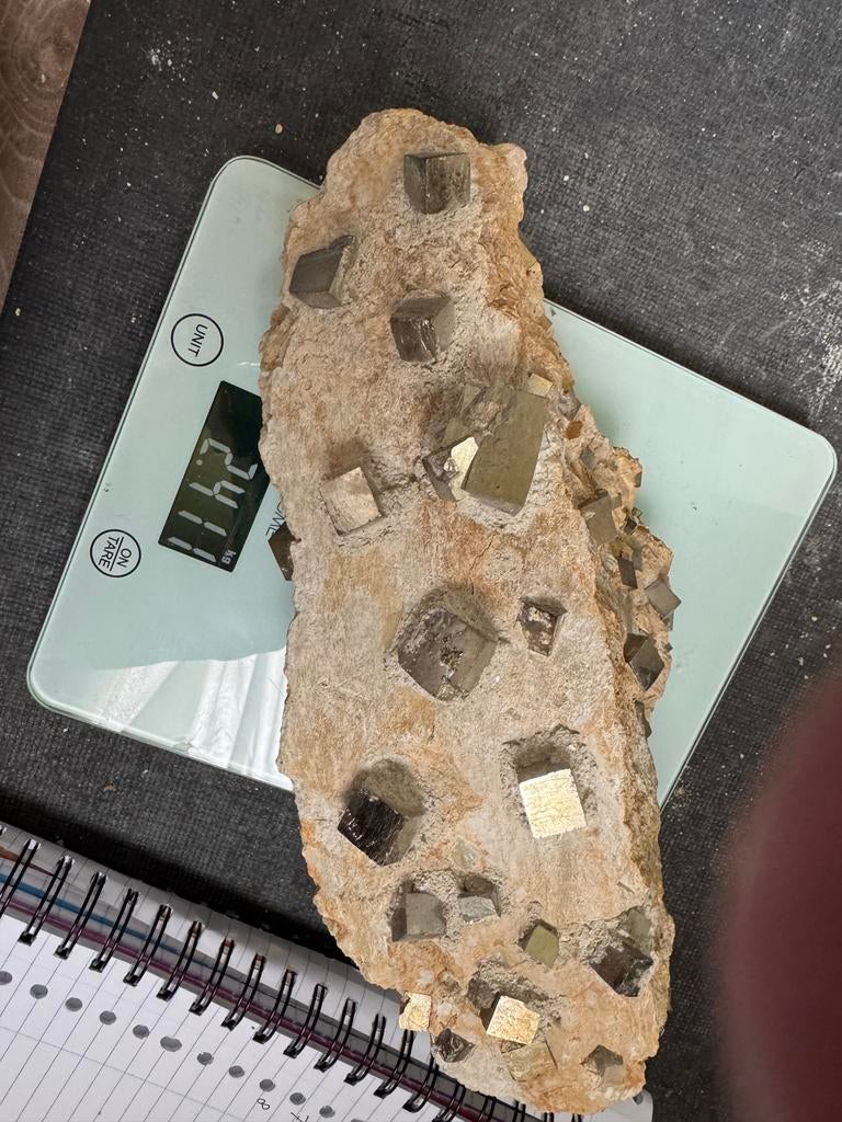 Grote Pyriet op Matrix - 2.4 kg Geoxideerde Steen, Ophalen, Mineraal
