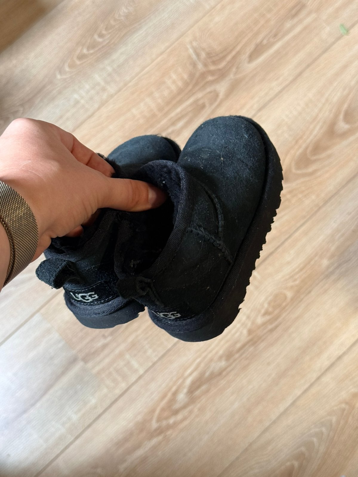 Ugg Kids Classic Ultra Mini Black maat 23,5, Ophalen, Zo goed als nieuw, Jongetje of Meisje, Schoentjes