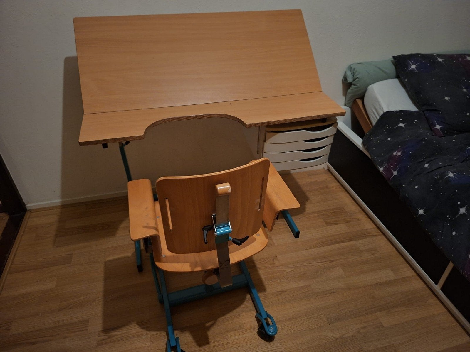 Verstelbaar kinderbureau met stoel -  saskia stoel, Huis en Inrichting, Ophalen, In hoogte verstelbaar, Gebruikt, Hout