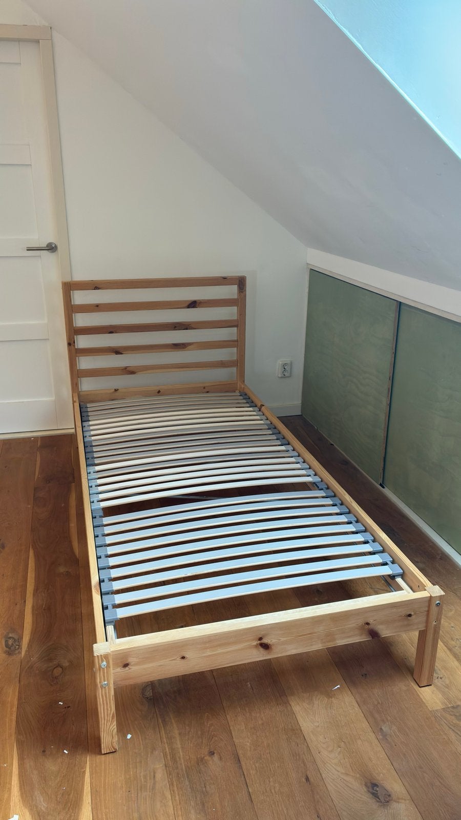 Eenpersoonsbed van hout met lattenbodem, Huis en Inrichting, Slaapkamer | Bedden, Gebruikt, 90 cm, Ophalen of Verzenden, 200 cm
