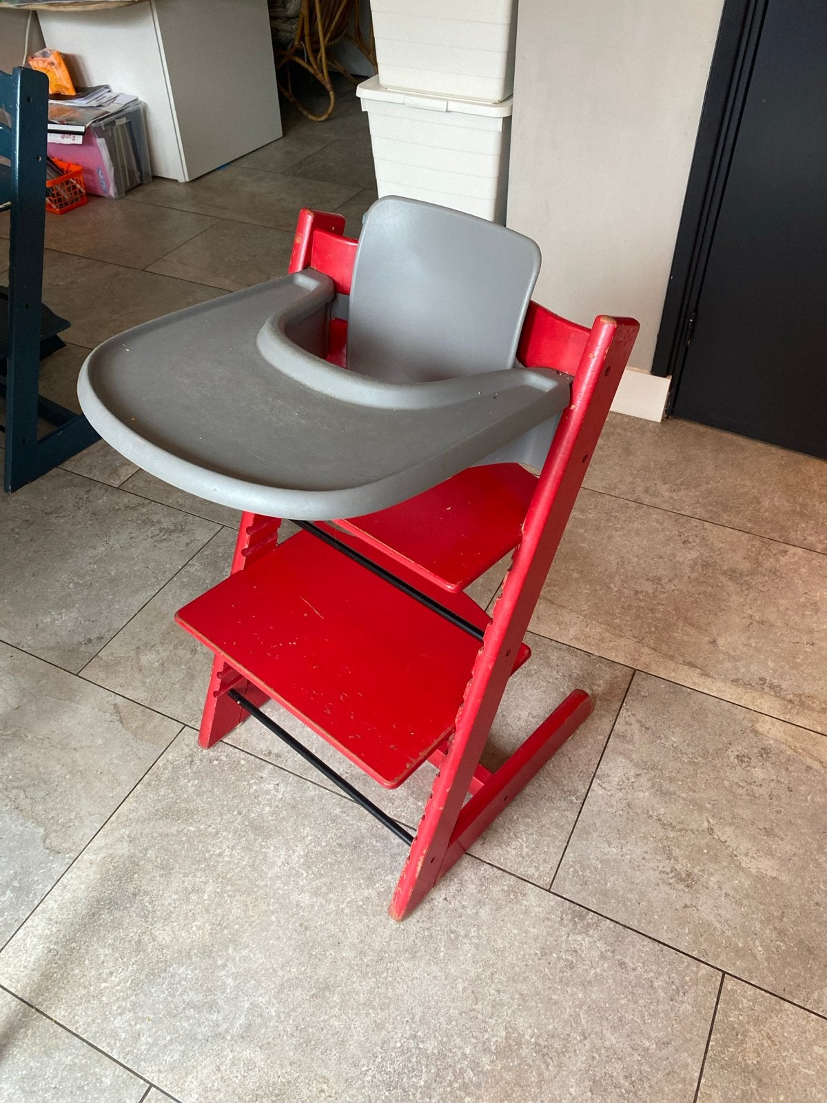 Rode Tripp Trapp kinderstoel, Kinderen en Baby's, Ophalen of Verzenden, Gebruikt, Meegroeistoel, Afneembaar eetblad