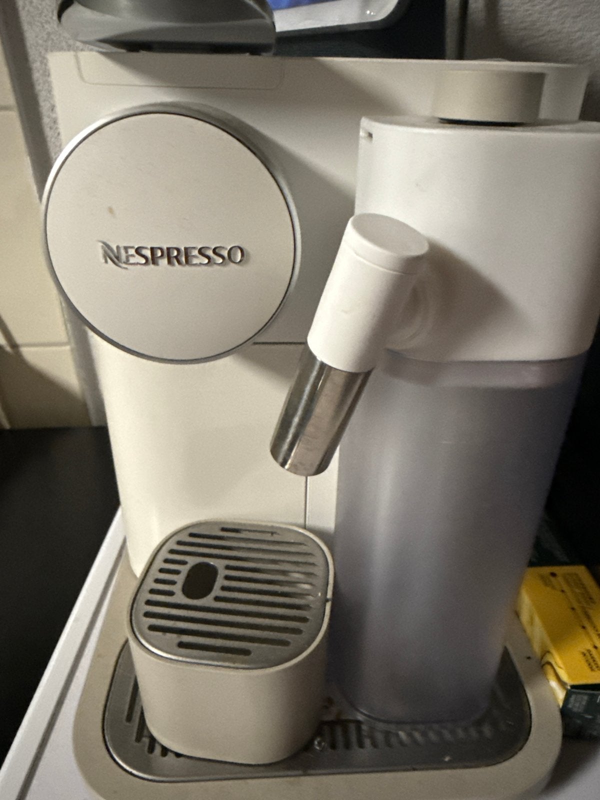 Nespresso Koffiemachine met Melkopschuimer, Espresso apparaat, Ophalen of Verzenden, Zo goed als nieuw, 2 tot 4 kopjes
