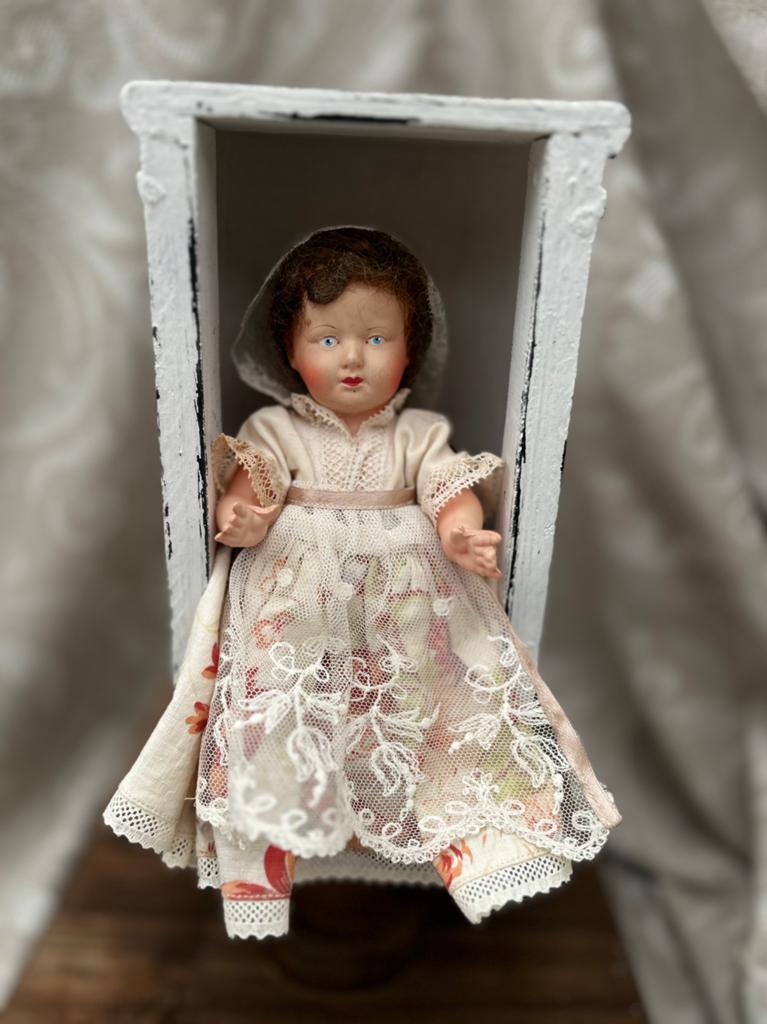 Antieke pop jaren 1900 in “bescherm huis”, Verzamelen, Poppen, Ophalen of Verzenden, Zo goed als nieuw, X, Pop