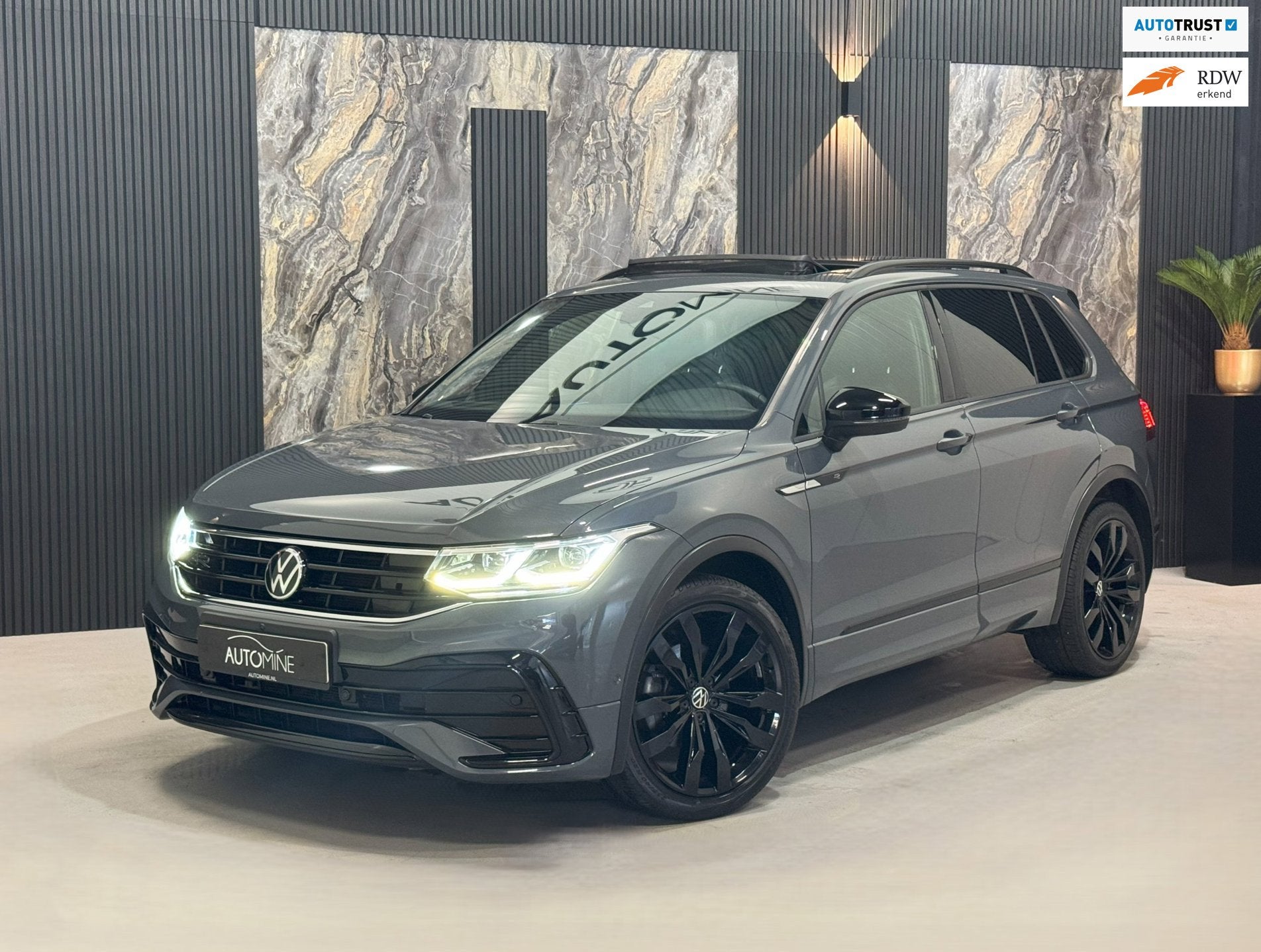 Volkswagen Tiguan 1.5 TSI DSG 3x R-line|PANO|SFEER|360cam|ME, 15 km/l, Zwart, 4 cilinders, 150 pk