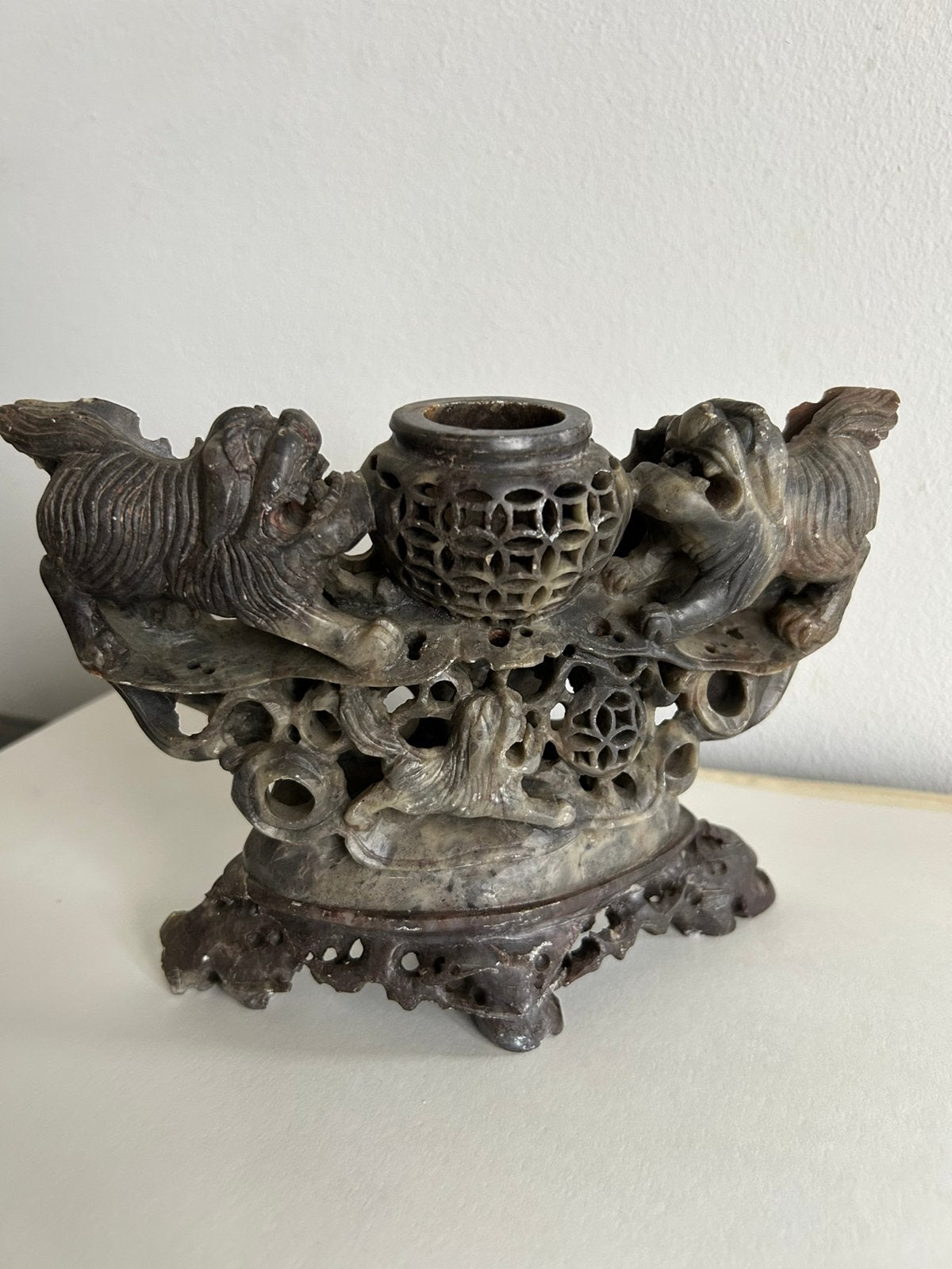 Antiek opengewerkt spekstenen vaasje met tempel leeuwen, Antiek en Kunst, Ophalen of Verzenden