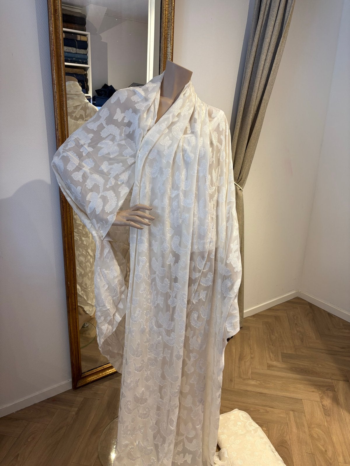 9m x 1.40m Roomwitte Stof voor Bruids- of Avondjurk, Hobby en Vrije tijd, Stoffen en Lappen, Overige kleuren, Verzenden, 120 cm of meer