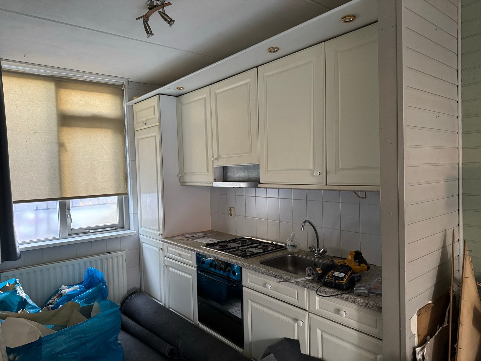 Complete witte keuken met inbouwapparatuur, Ophalen, Gebruikt, Wit, Graniet of Steen