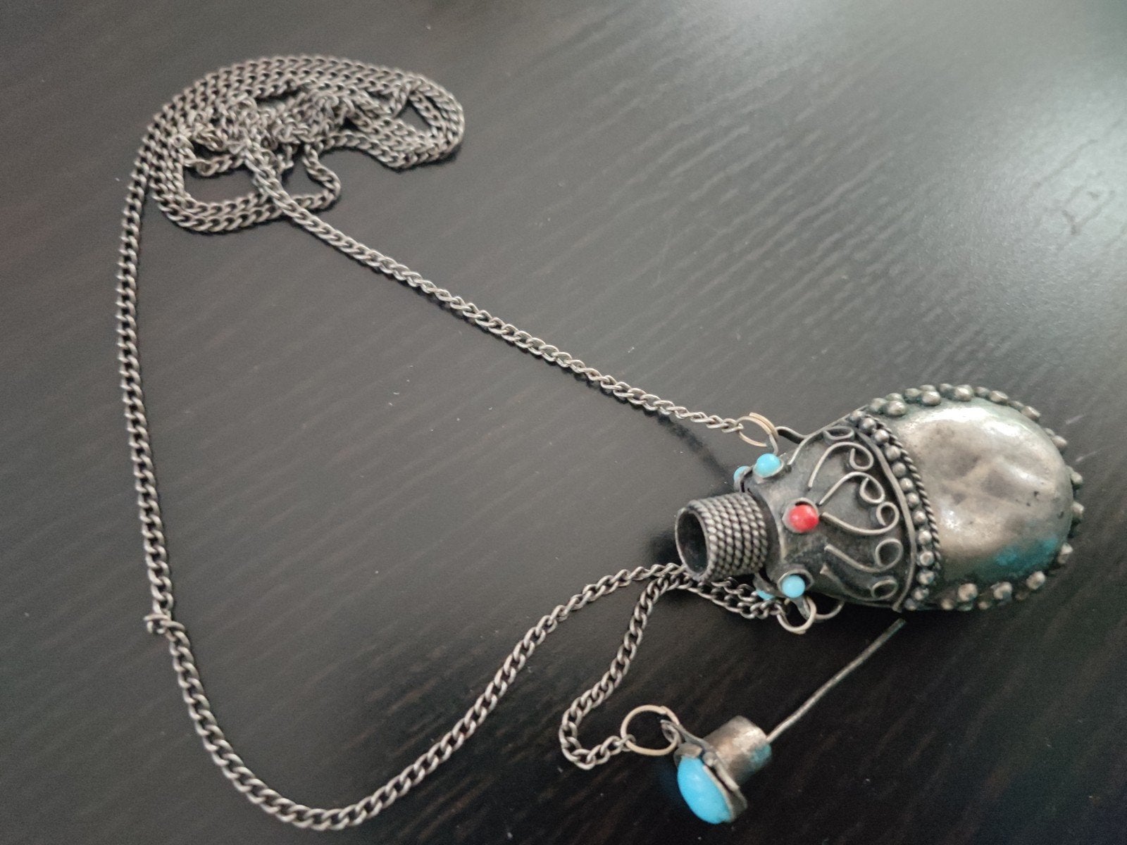 Vintage Tibetaanse ketting met flesjeshanger, Ophalen of Verzenden, Gebruikt, Zilver, Overige materialen
