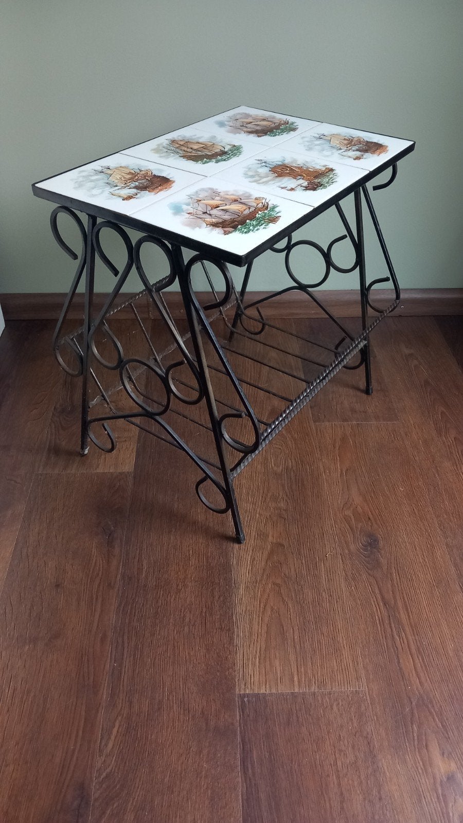 Vintage bijzettafel met tegels en scheepsmotieven, Huis en Inrichting, Minder dan 45 cm, Gebruikt, Metaal of Aluminium, Rechthoekig