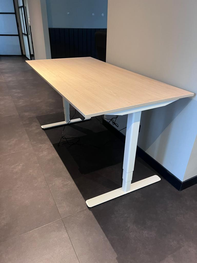Elektrische verstelbaar bureau de Ahrend, Huis en Inrichting, Bureaus, Ophalen, Elektrisch, Zo goed als nieuw