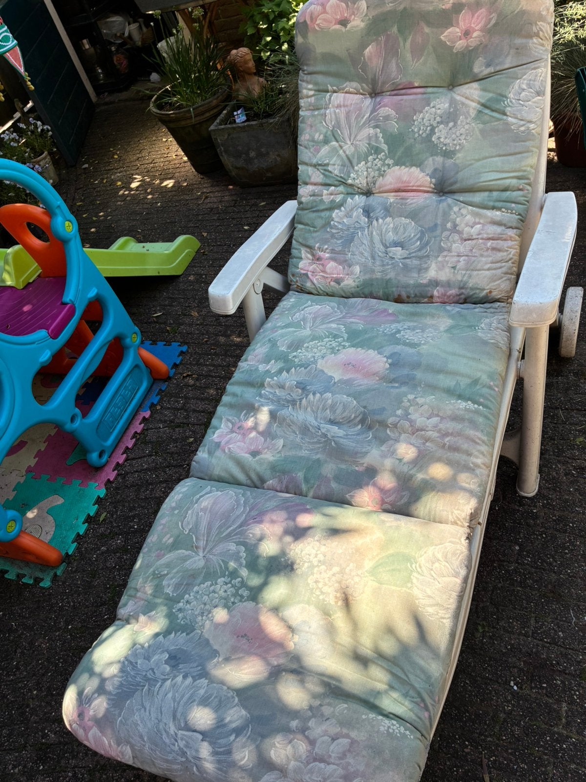 Wit kunstof ligbed zonnebed met kussen div standen, Tuin en Terras, Ligbedden, Ophalen of Verzenden, Gebruikt, Kunststof