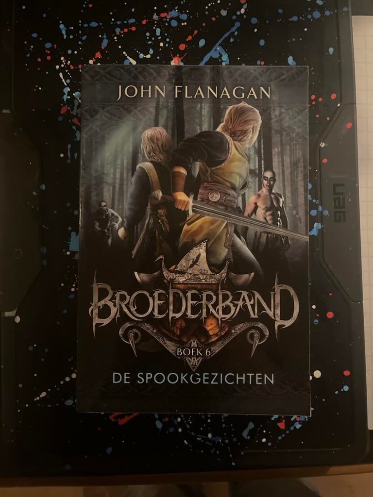 Broederband Boek 6: De Spookgezichten - John Flanagan, Boeken, Fantasy, Zo goed als nieuw, Ophalen of Verzenden