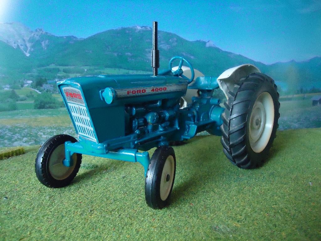 1/16 Ford 4000 Tractor - Ertl ( 1e type grille + koplampen ), Ophalen of Verzenden, Gebruikt, Overige typen, ERTL